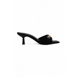 38010 Women Buckle Strap Low Heels Sandals In Black